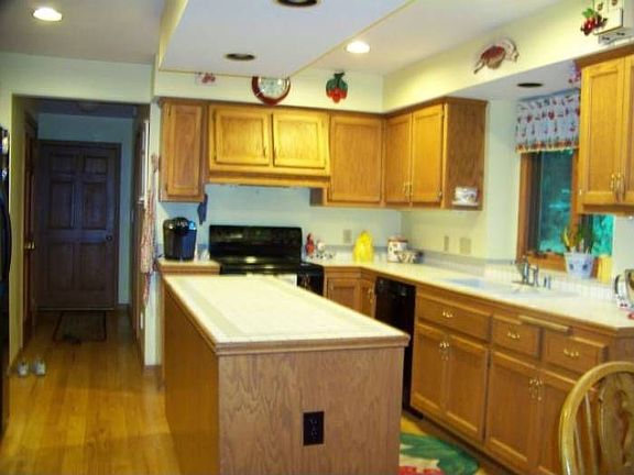 Kitchen appliances includ