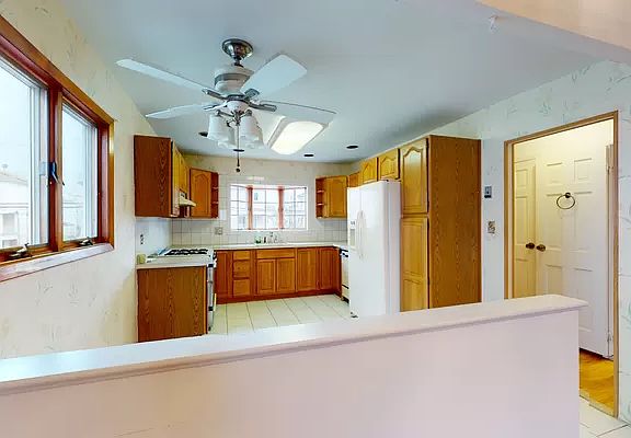 4th image of 2360 E 71st St