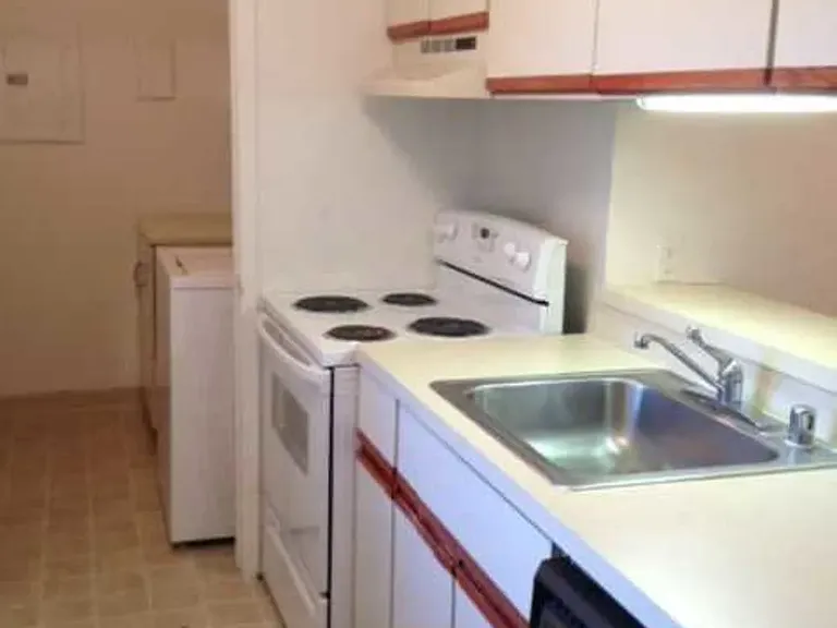 Woodcrest Apartments — Photo 8