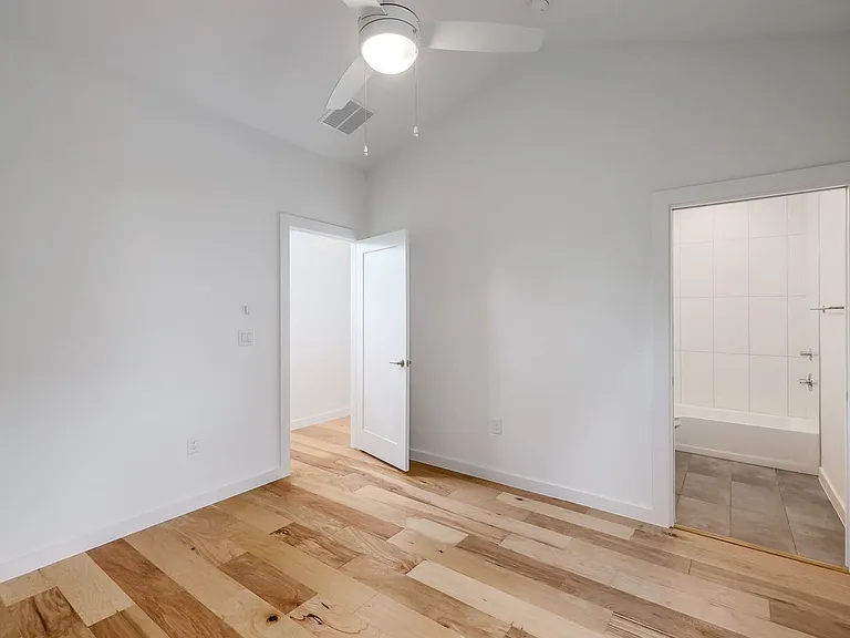 2104 Columbia Cv #B — Photo 16