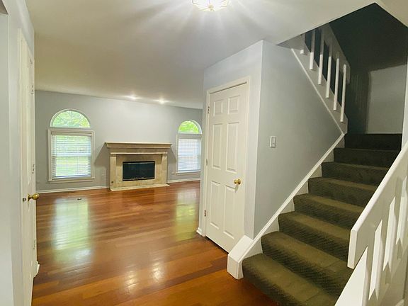 3rd image of 124 Barton Cir #124