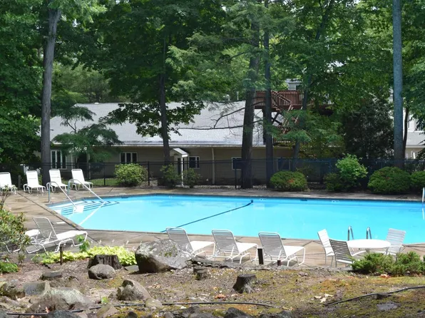 7 Staunton Ct Unit G, Farmington, CT 06032