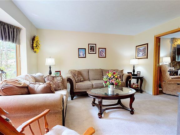 3rd image of 384 Eastview Dr