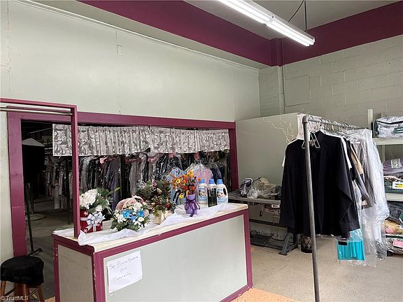3rd image of 606 Elwell Ave