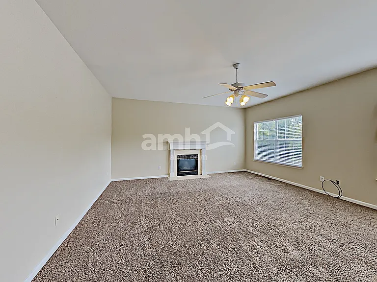 147 Grove Ln — Photo 6