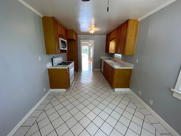 535 N Olive St — Photo 8