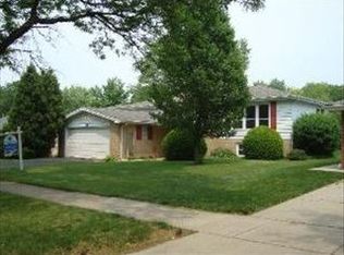 911 S Lancaster St, Mount Prospect, IL 60056