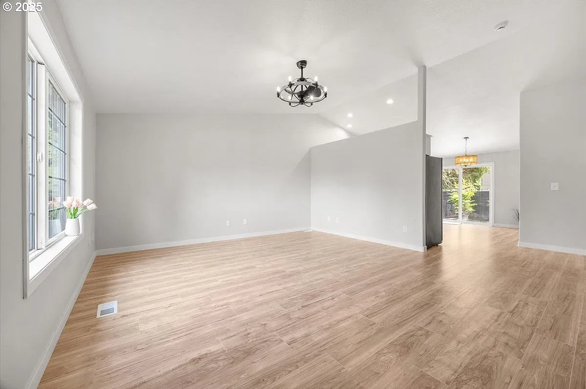 3 bed, 1160 sqft, $2,850 — Photo 2