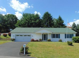 513 Parkmeadow Dr, Pottsville, PA 17901
