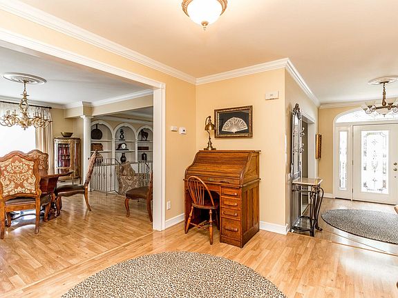 3rd image of 2 Leslie Ln