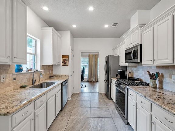 5th image of 19183 Hector St