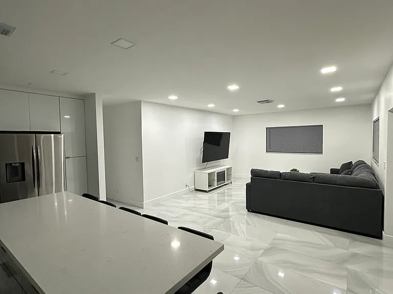 1060 Tyler St — Photo 3