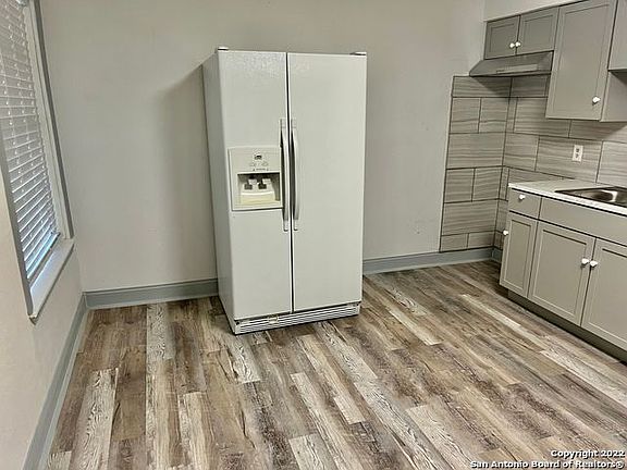 4th image of 153 E Baylor #2
