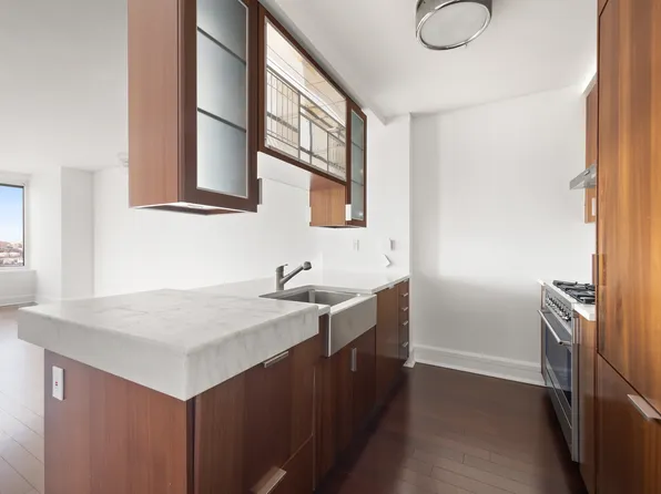 60 Riverside Boulevard image 9 of 22