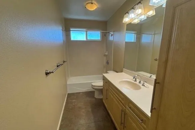 2814 Henry St #A- Agents: Chris Williams - 1 — Photo 2