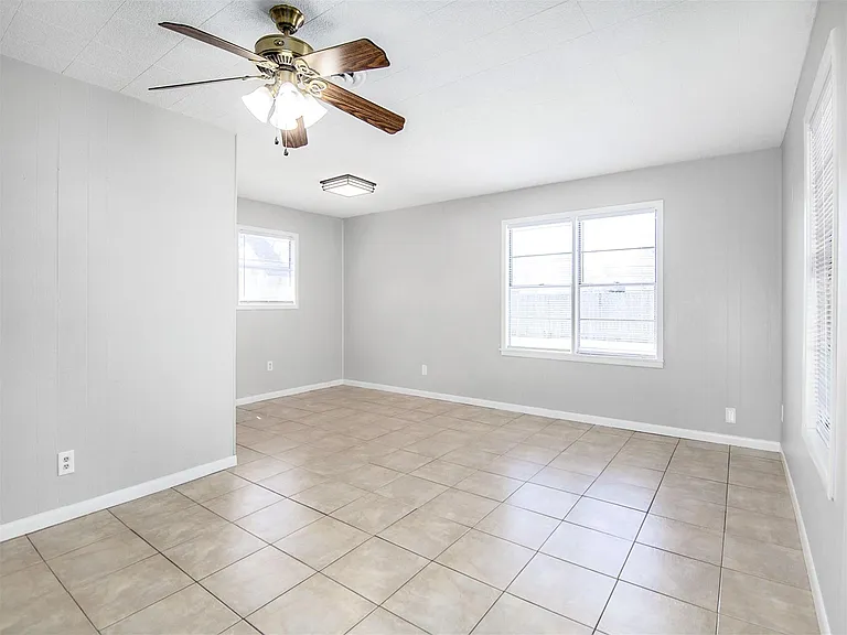 2215 Silverbonnet St — Photo 7