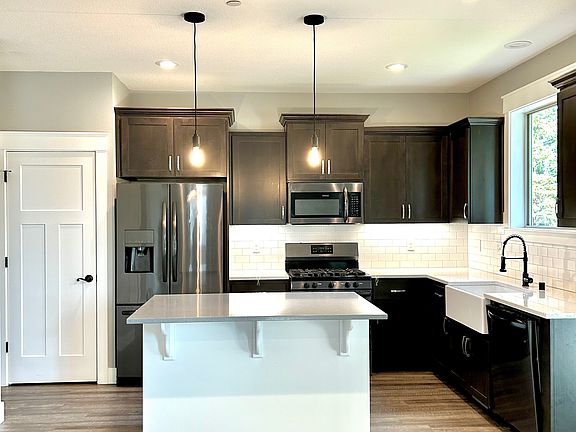 Updated kitchen w/ island and farmhouse sink