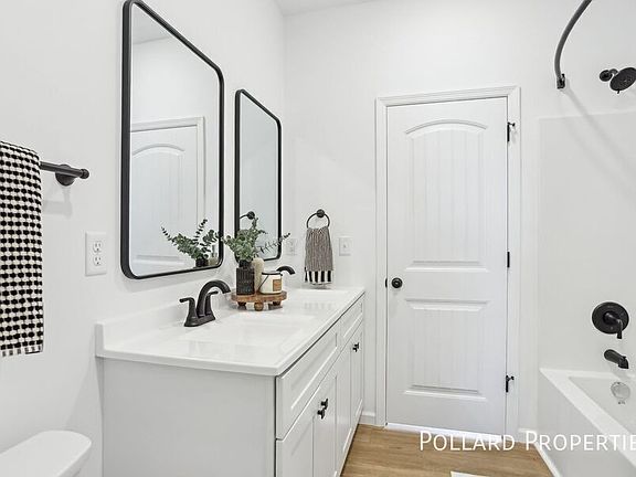 4th image of 1402 Parkview Dr #1402