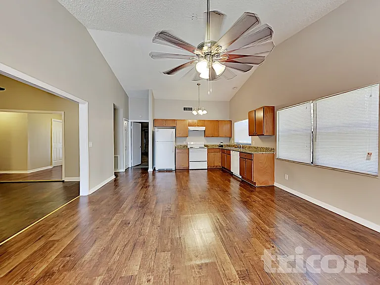 2025 Helm Ln — Photo 13