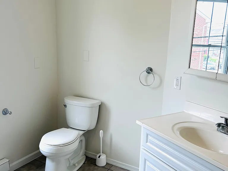 389 E Hector St — Photo 4