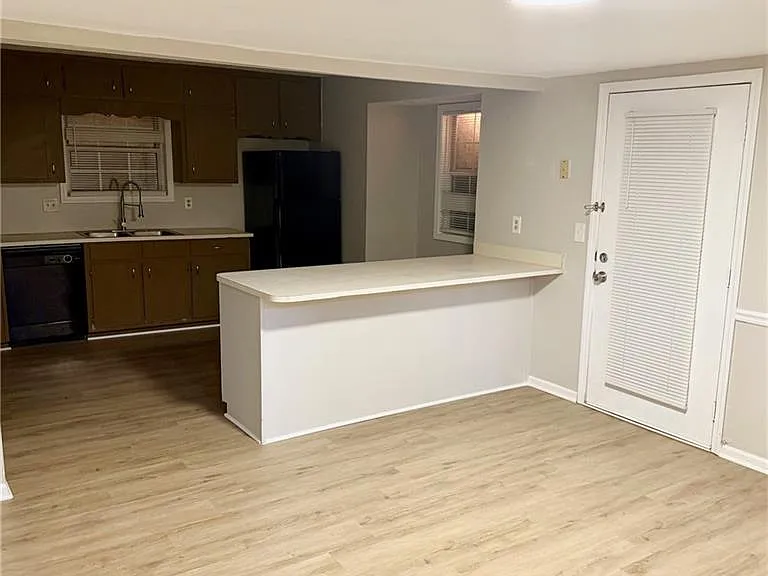 524 Julius Dr — Photo 4
