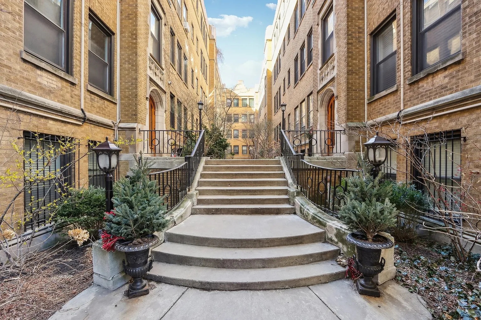 640 W Waveland Ave APT 3D photo 1