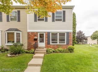 1038 Larson Ct, Rochester, MI 48307