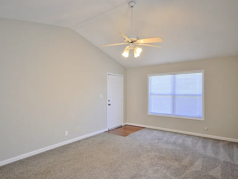317 Pioneer Dr — Photo 4