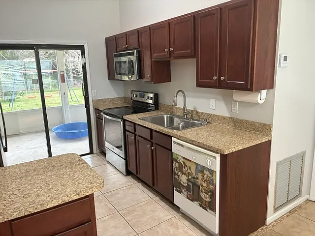 3 bed, 1272 sqft, $2,400 — Photo 4
