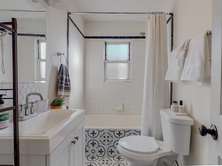 221 Girard Blvd SE — Photo 20