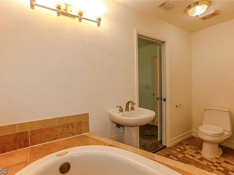 1834 NW 6th Ave — Photo 16