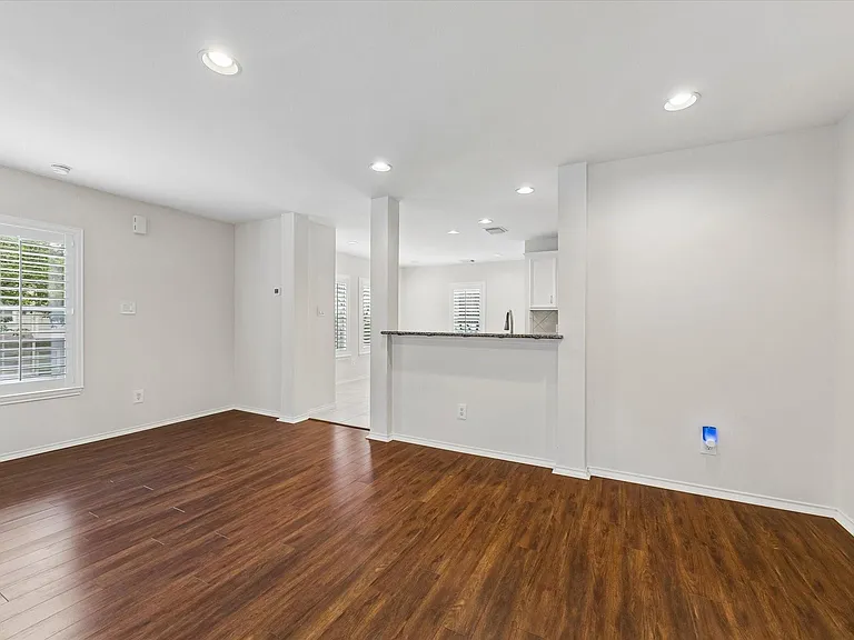 922 W Heights Hollow Ln — Photo 8