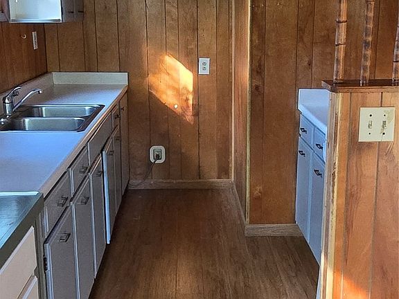 5th image of 816 Ladies St