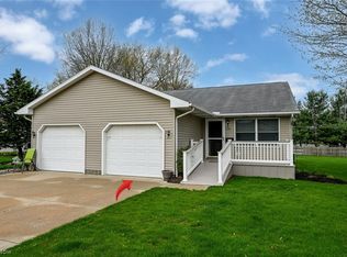 216 W Heatherwood Dr, Barberton, OH