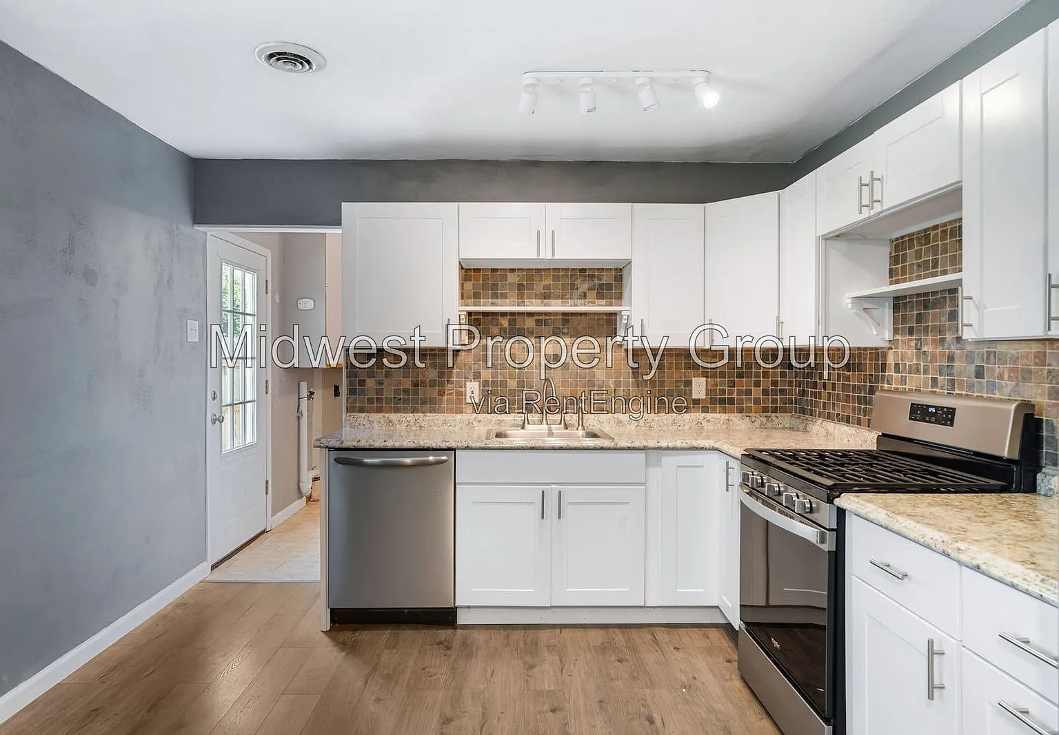 3 bed, 1.0 bath, 1152 sqft, $1,495 — Photo 2
