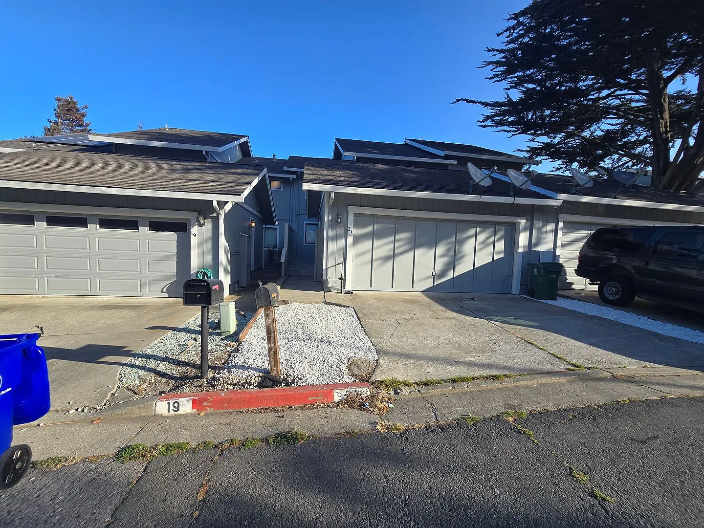 Beautifully Remodeled 3-Bedroom Townhouse with Panoramic Views & 2-Car Garage — Photo 2