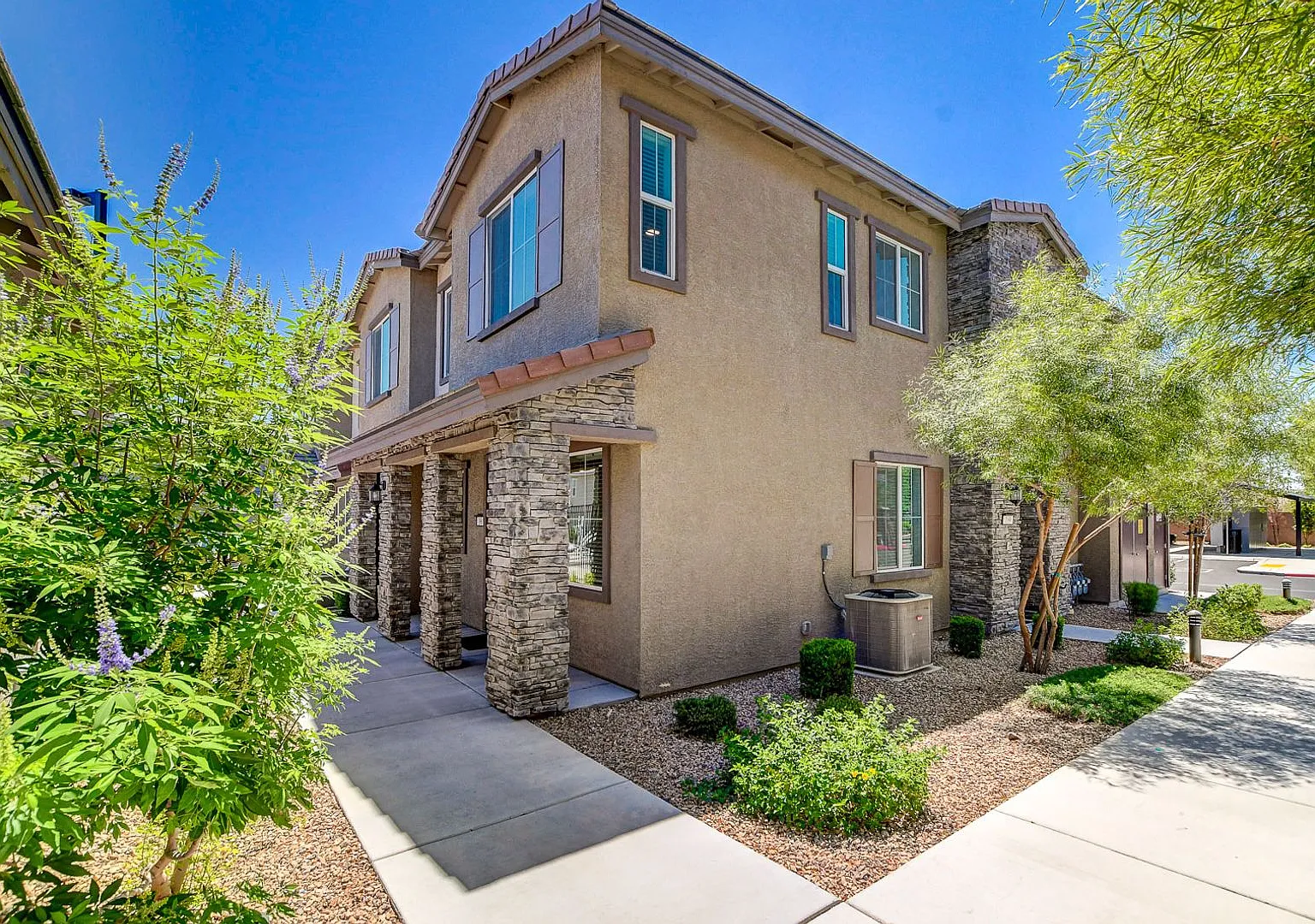 3 Bedroom townhome with Elevator! — Photo 1