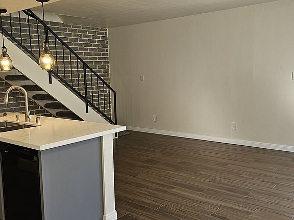 4th image of 2948 Winfield Ave