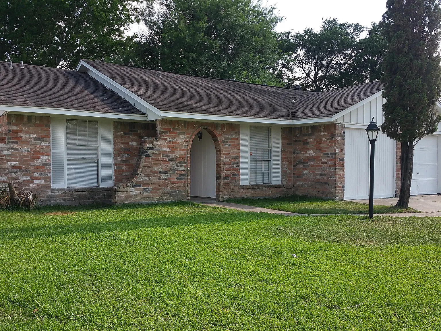 4 bed, 1.5 bath, 1281 sqft, $1,550 — Photo 1