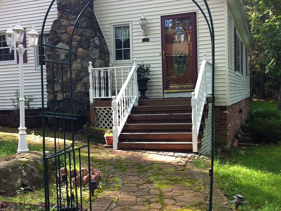 2nd image of 104 Oak Rd