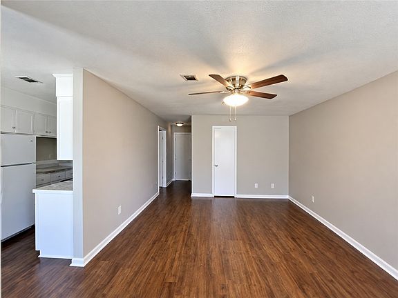 3rd image of 800 Concho Pl