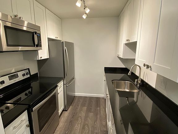 Kitchen w/new appliances