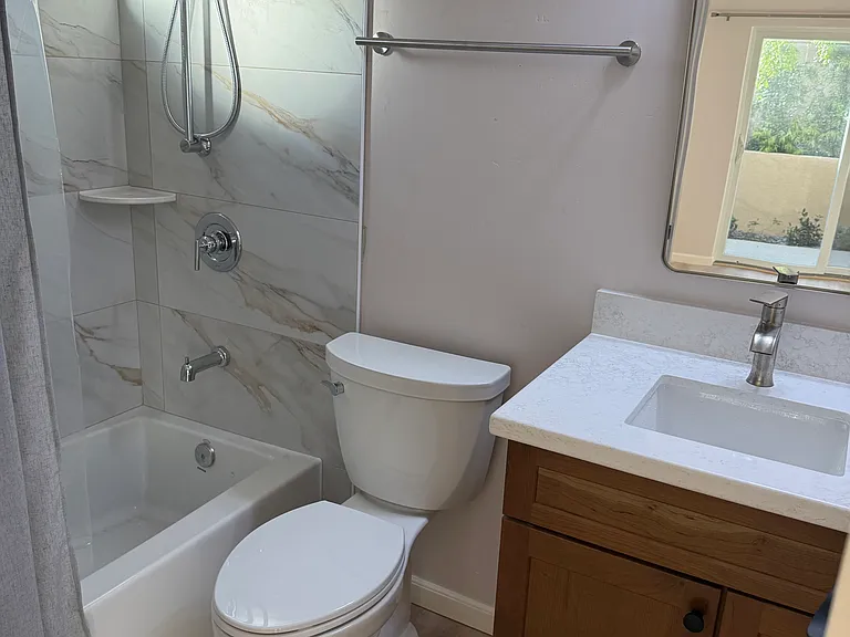 Downstairs en-suite bathroom with tub/shower