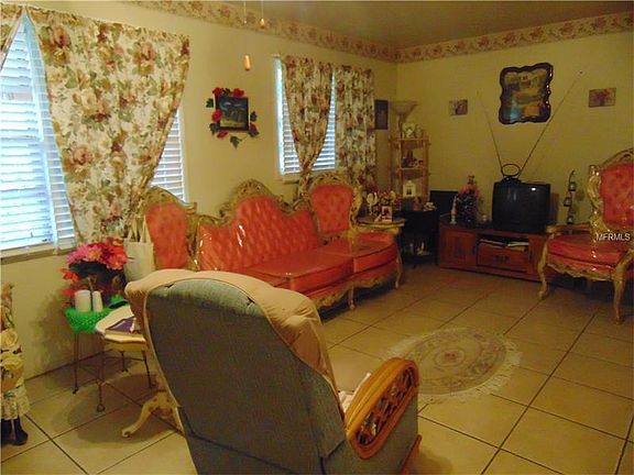 4th image of 14 S Aurora Dr
