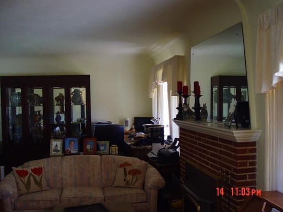 4th image of 1349 W Valencia Ave