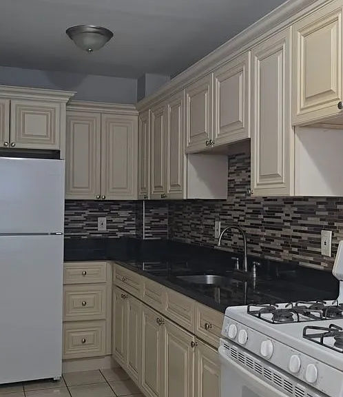 176 Lafayette St — Photo 7