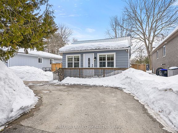 2nd image of 130 Simcoe St