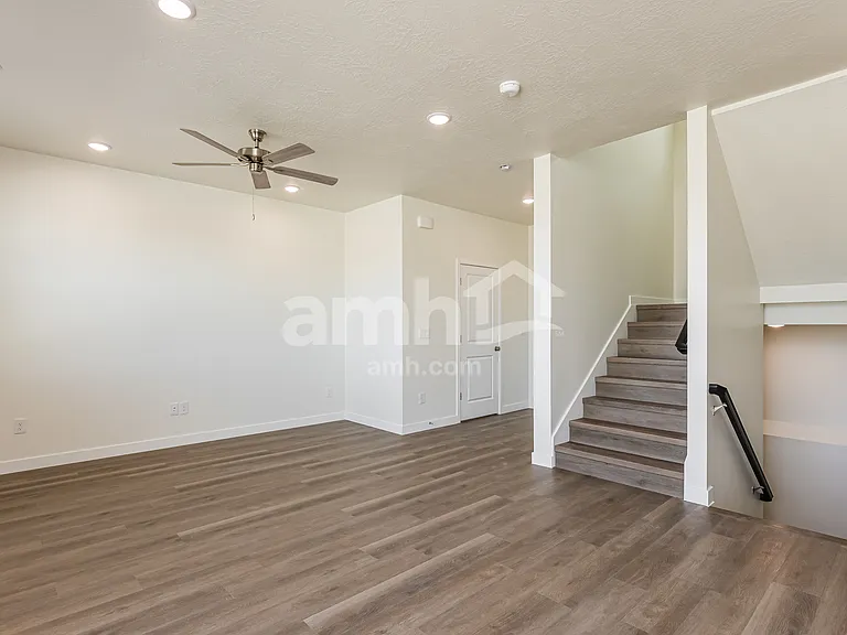 1384 W Mahogany St — Photo 5