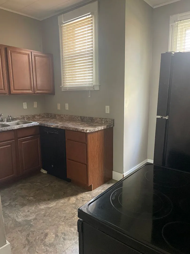 906 E Burlington Apartments! — Photo 2