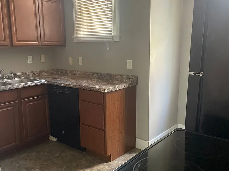 906 E Burlington Apartments! — Photo 9